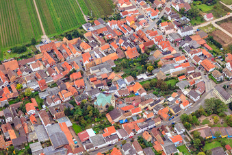Vue aérienne de Église protestante Ellerstadt à Ellerstadt dans le département Rhénanie-Palatinat, Allemagne