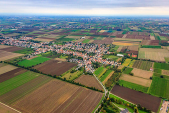 Vue aérienne de Vue du village depuis le nord-ouest à le quartier Rödersheim in Rödersheim-Gronau dans le département Rhénanie-Palatinat, Allemagne