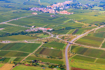 Vue aérienne de Parking de location de voitures à la sortie Deidesheim de la B271 à Deidesheim dans le département Rhénanie-Palatinat, Allemagne