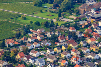 Rue de la gare à Wachenheim an der Weinstraße dans le département Rhénanie-Palatinat, Allemagne d'en haut