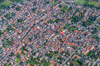 Vue aérienne de Vue des rues et des maisons dans les quartiers résidentiels à Weisenheim am Sand dans le département Rhénanie-Palatinat, Allemagne