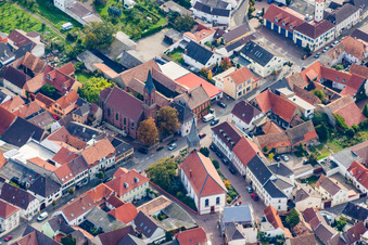 Vue aérienne de Deux églises à Weisenheim am Berg à Weisenheim am Sand dans le département Rhénanie-Palatinat, Allemagne