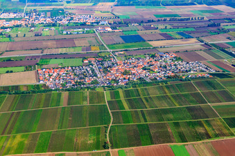 Vue aérienne de Vue du village sur l'A6 depuis le sud à Gerolsheim dans le département Rhénanie-Palatinat, Allemagne