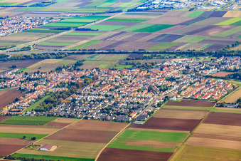 Vue aérienne de Vue de la ville depuis l'ouest à Heßheim dans le département Rhénanie-Palatinat, Allemagne