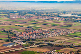 Vue aérienne de Vue des rues et des maisons dans les quartiers résidentiels à Beindersheim dans le département Rhénanie-Palatinat, Allemagne