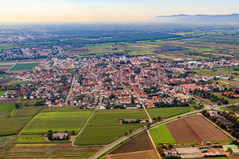 Vue aérienne de Vue de la ville depuis le nord à Lambsheim dans le département Rhénanie-Palatinat, Allemagne