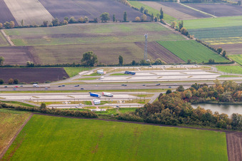Vue aérienne de Aire de service et aire de repos Auf den Hahnen sur l'autoroute A61 à Frankenthal (Palatinat) à Lambsheim dans le département Rhénanie-Palatinat, Allemagne