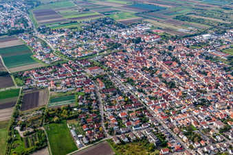 Vue oblique de Vue des rues et des maisons dans les quartiers résidentiels à Lambsheim dans le département Rhénanie-Palatinat, Allemagne