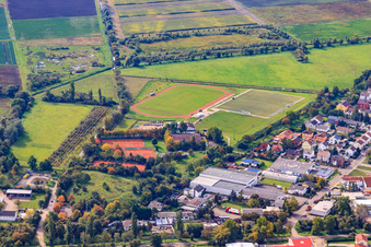 Vue aérienne de Terrains de sport de l'Eintracht Lambsheim Tennis Club Lambsheim à Lambsheim dans le département Rhénanie-Palatinat, Allemagne