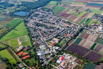 Vue aérienne de Quartier résidentiel avec lac et terrains de sport à Lambsheim dans le département Rhénanie-Palatinat, Allemagne