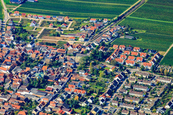 Vue aérienne de Vue du village depuis le nord-est à Ellerstadt dans le département Rhénanie-Palatinat, Allemagne