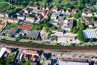 Lycée Ludwig-Marum Pfinztal à le quartier Berghausen in Pfinztal dans le département Bade-Wurtemberg, Allemagne du point de vue du drone