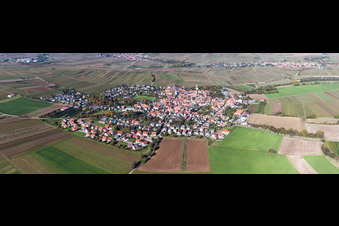 Vue aérienne de Panorama - perspective de la vue de la ville sur les rues et les maisons des quartiers résidentiels à le quartier Mörzheim in Landau in der Pfalz dans le département Rhénanie-Palatinat, Allemagne