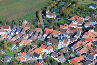 Vue aérienne de Église Saint-Ägidius au cimetière et église de protestation à le quartier Mörzheim in Landau in der Pfalz dans le département Rhénanie-Palatinat, Allemagne