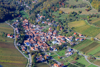 Vue aérienne de Village viticole au bord du Haardt vu de l'est à Leinsweiler dans le département Rhénanie-Palatinat, Allemagne
