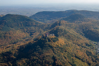 Château de Trifels à Annweiler am Trifels dans le département Rhénanie-Palatinat, Allemagne vu d'un drone