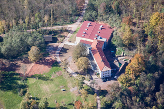 Vue aérienne de Maison de gymnastique des jeunes du Palatinat à Annweiler am Trifels dans le département Rhénanie-Palatinat, Allemagne