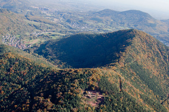 Vue aérienne de Auberge de jeunesse Jung-Pfalz-Huette à le quartier Sarnstall in Annweiler am Trifels dans le département Rhénanie-Palatinat, Allemagne