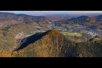 Vue aérienne de Panorama du Palatinat à Annweiler am Trifels dans le département Rhénanie-Palatinat, Allemagne