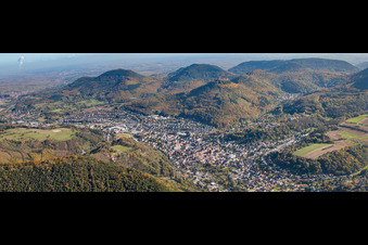 Vue aérienne de Centre-ville dans le centre-ville à Annweiler am Trifels dans le département Rhénanie-Palatinat, Allemagne