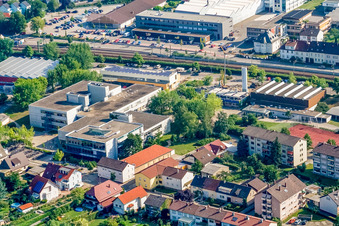 Vue aérienne de Bibliothèque communautaire à le quartier Berghausen in Pfinztal dans le département Bade-Wurtemberg, Allemagne