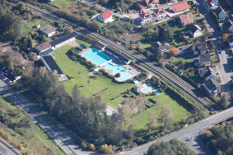 Vue aérienne de Piscine à Annweiler am Trifels dans le département Rhénanie-Palatinat, Allemagne