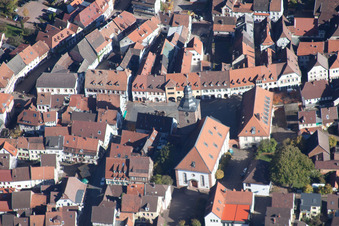 Vue aérienne de Église de la ville à Annweiler am Trifels dans le département Rhénanie-Palatinat, Allemagne