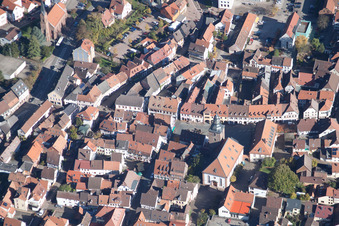 Photographie aérienne de Église de la ville à Annweiler am Trifels dans le département Rhénanie-Palatinat, Allemagne