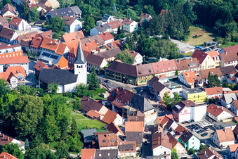 Vue aérienne de Église Saint-Martin à le quartier Berghausen in Pfinztal dans le département Bade-Wurtemberg, Allemagne