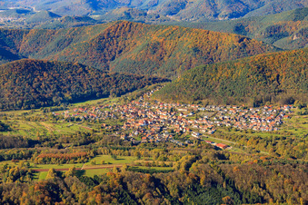Photographie aérienne de Village de la forêt du Palatinat vu de l'est à Wernersberg dans le département Rhénanie-Palatinat, Allemagne