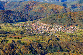 Vue oblique de Village de la forêt du Palatinat vu de l'est à Wernersberg dans le département Rhénanie-Palatinat, Allemagne