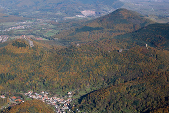 Vue aérienne de Les 3 châteaux à le quartier Bindersbach in Annweiler am Trifels dans le département Rhénanie-Palatinat, Allemagne