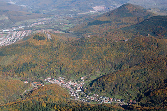 Vue aérienne de Les 3 châteaux à le quartier Bindersbach in Annweiler am Trifels dans le département Rhénanie-Palatinat, Allemagne