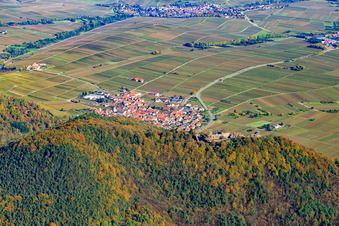 Vue aérienne de Village derrière le Madenburg à Eschbach dans le département Rhénanie-Palatinat, Allemagne