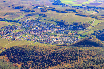 Vue aérienne de Village derrière le château de Landeck à Klingenmünster dans le département Rhénanie-Palatinat, Allemagne