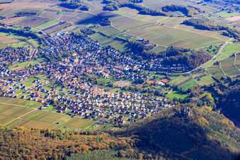 Vue aérienne de Village derrière le château de Landeck à Klingenmünster dans le département Rhénanie-Palatinat, Allemagne