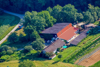 Vue aérienne de Bioland-Hof Petrik à le quartier Berghausen in Pfinztal dans le département Bade-Wurtemberg, Allemagne