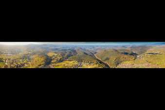 Vue aérienne de Panorama - perspective du paysage forestier et montagneux du parc naturel de la forêt du Palatinat à Klingenmünster dans le département Rhénanie-Palatinat, Allemagne