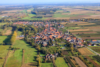 Vue aérienne de Village vu de l'ouest à Winden dans le département Rhénanie-Palatinat, Allemagne