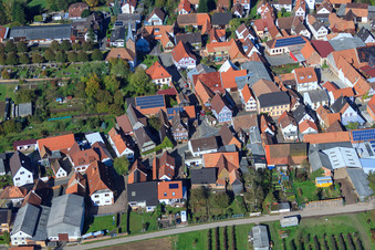 Vue aérienne de Hôtel de ville et maison du veilleur de nuit à Winden dans le département Rhénanie-Palatinat, Allemagne
