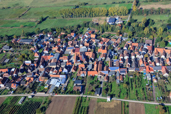 Dans la dîme de la cloche à Winden dans le département Rhénanie-Palatinat, Allemagne depuis l'avion