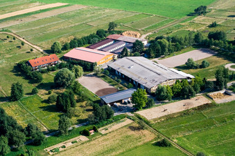 Vue aérienne de Centre équestre Kutzi Pics à le quartier Wöschbach in Pfinztal dans le département Bade-Wurtemberg, Allemagne