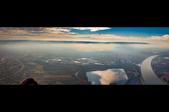 Vue aérienne de Port du Rhin derrière le lac Knielingersee dans la brume à le quartier Knielingen in Karlsruhe dans le département Bade-Wurtemberg, Allemagne