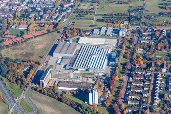 Vue aérienne de Locaux de l'usine du producteur de produits chimiques et cosmétiques L'OREAL Produktion Deutschland GmbH & Co. KG à le quartier Nordweststadt in Karlsruhe dans le département Bade-Wurtemberg, Allemagne