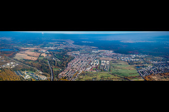 Vue aérienne de Vue panoramique en perspective des rues et des maisons des quartiers résidentiels à le quartier Neureut in Karlsruhe dans le département Bade-Wurtemberg, Allemagne