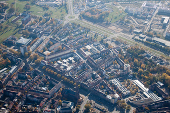 Vue aérienne de Allée Ludig-Erhard à le quartier Südstadt in Karlsruhe dans le département Bade-Wurtemberg, Allemagne