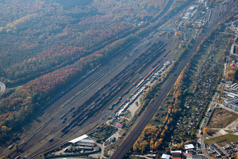 Vue aérienne de Gare de marchandises à le quartier Südstadt in Karlsruhe dans le département Bade-Wurtemberg, Allemagne