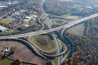 Vue aérienne de Sortie A5 Mitte à le quartier Durlach in Karlsruhe dans le département Bade-Wurtemberg, Allemagne