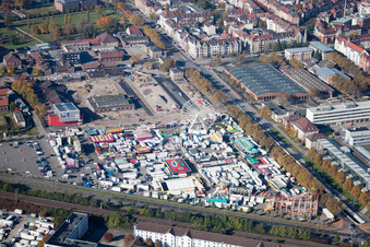 Vue aérienne de Mann Mobilia sur Durlacher Allee à le quartier Oststadt in Karlsruhe dans le département Bade-Wurtemberg, Allemagne