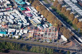 Vue aérienne de Mann Mobilia sur Durlacher Allee à le quartier Oststadt in Karlsruhe dans le département Bade-Wurtemberg, Allemagne